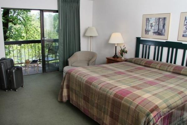 THE RIVERSIDE INN (Grants Pass)